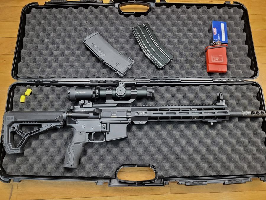 AR 15 Büchse – Marke ADC – Modell M5 Version Custom Plus – Kal. 223 – in Originalkoffer – Custom-Zubehör einschließlich Zielfernrohr – mechanische Visierung UTG – Firefield Reflex-Zielfernrohr – gefrästes Gehäuse – 12,5 Zoll kaltgeschmiedeter Lauf – ideal für Schüsse bis 600m – gebraucht im neuwertigen Zustand, Bild 26 von 35