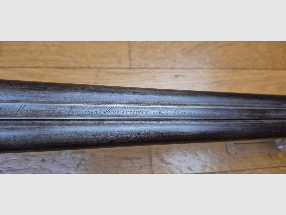Sehr schönes Seitengewehr – Signiert auf der Laufbande „Maison de l’Inventeur Lefaucheux – 37 rue Vivienne in Paris“ – Wunderschöne Damaschusläufe – Kal. 16 – Brünierung bei 85% – Wunderschöne Gravuren an Beschlägen und Teilen – Alle Schrauben guillochiert – Schaftplatte aus Ebenholz – Sehr schönes rotes Nussbaumholz – Ausgezeichneter mechanischer Zustand – Kein Spiel – Läufe innen noch sehr sauber trotz alter Oxidation – Und ein „ECHTER“ Lefaucheux! – Waffe in TBE insgesamt – TBE, Bild 27 von 47