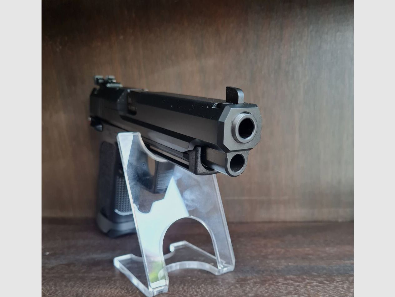 Heckler & Koch USP Expert