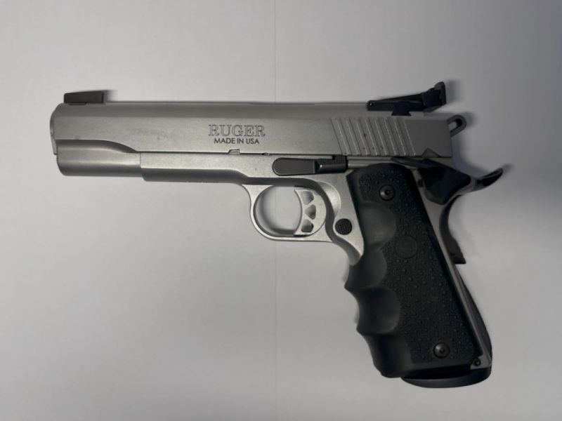 Pistole Ruger SR1911 in .45ACP mit sechs Magazinen