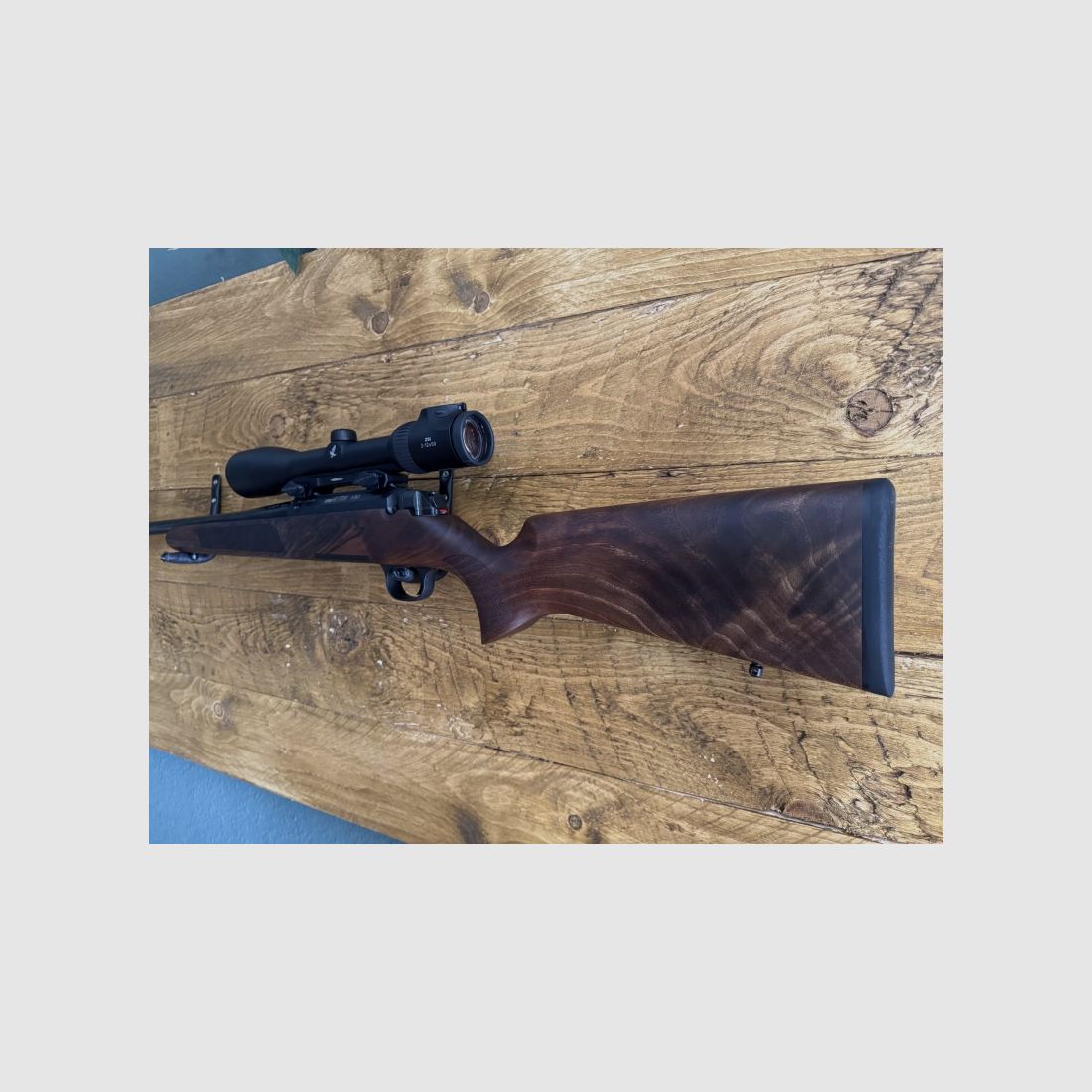 Acción de acero HS .270win clase de madera 4 incluye Swarovski z6i 2-12x50 y silenciador