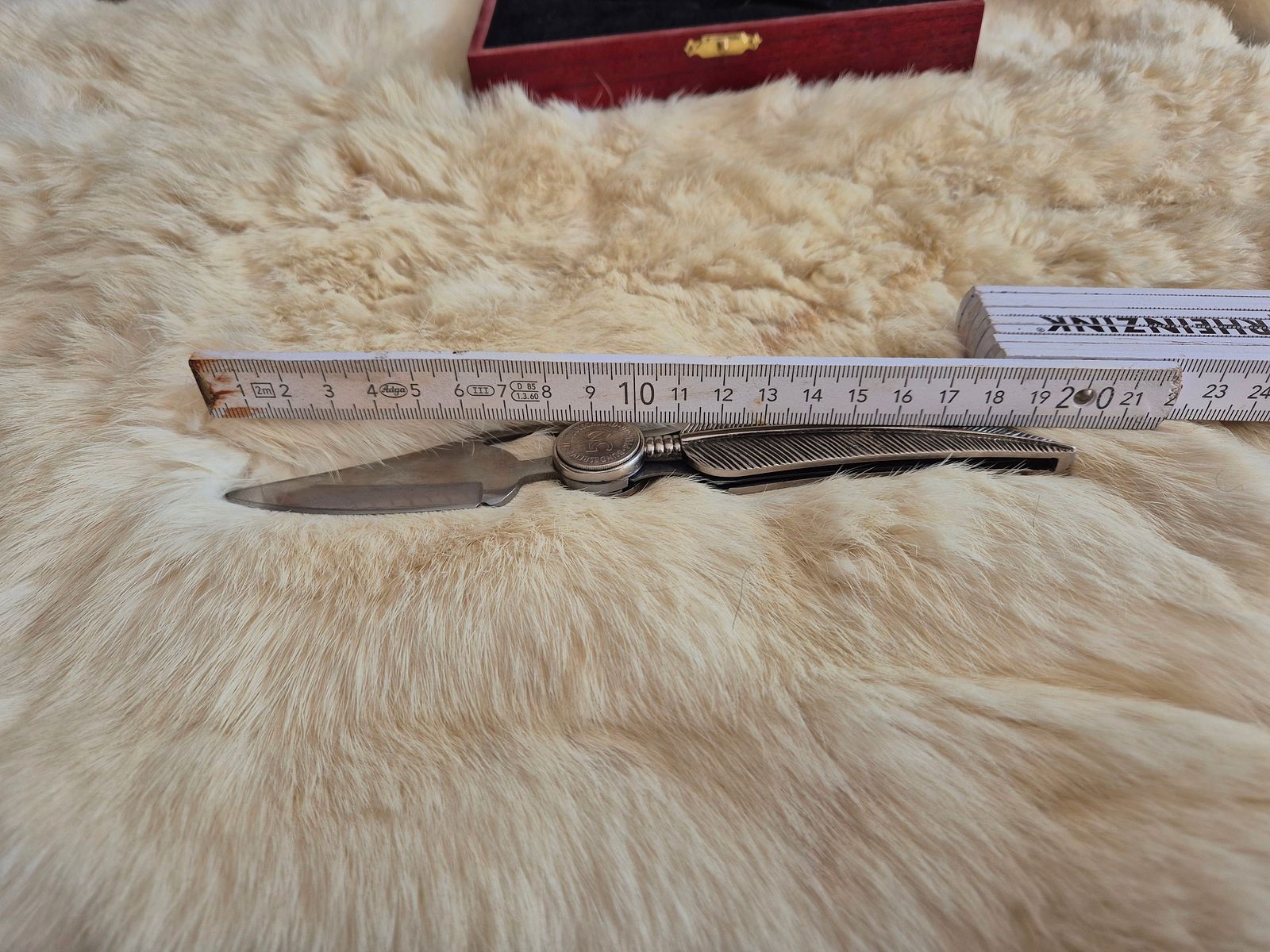 Taschenmesser in Form einer Feder mit Schatulle