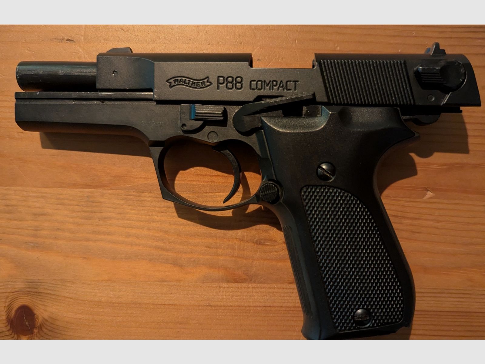 Umarex Walther P88 Compact 9mm Schreckschuss inkl. Holster, Ersatzmagazin, Abschussbecher, Reinigungsbürste, Transportkoffer und Ersatzteilset.