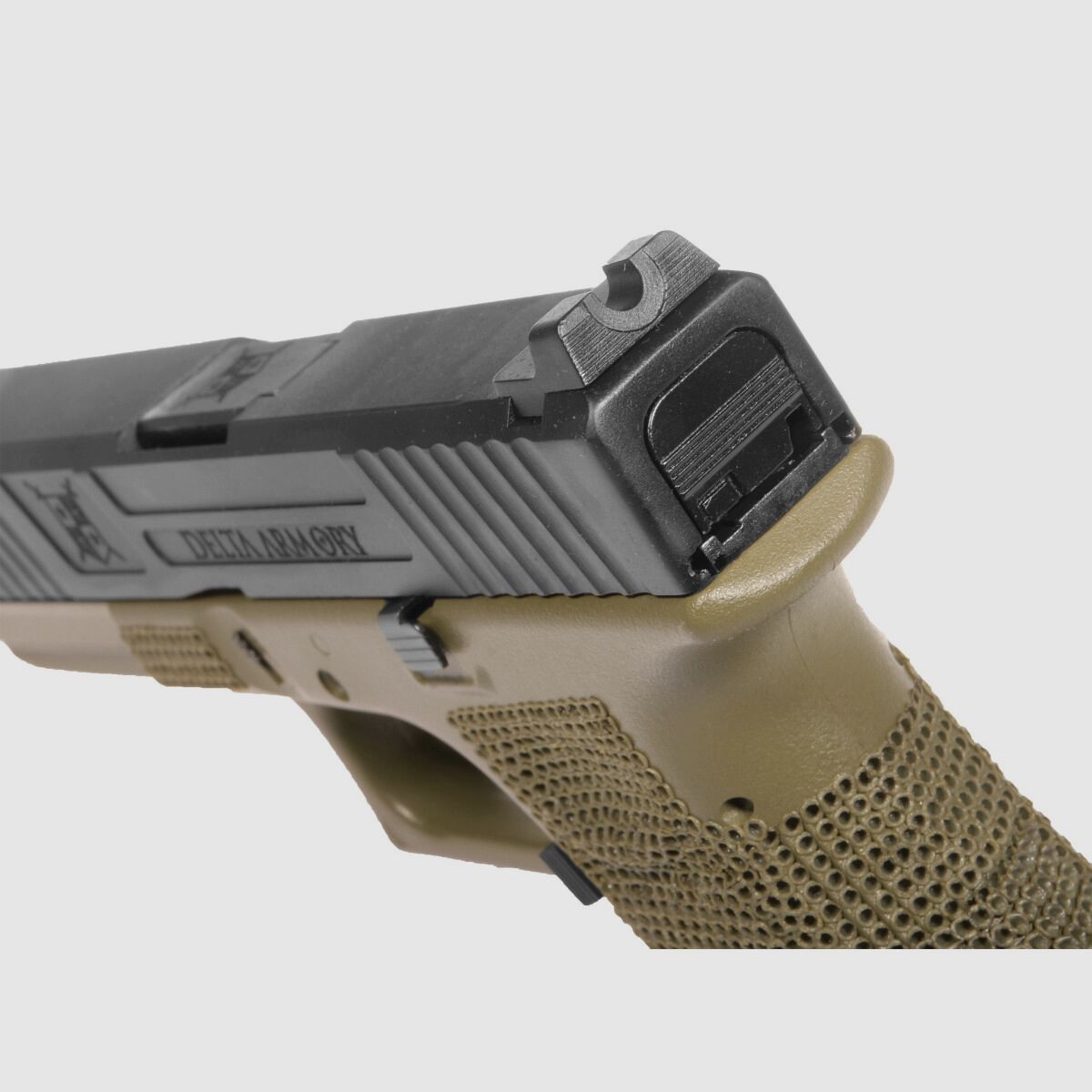 P04 GBB Airsoft Pistol con Grip Stippling in Oliva | Delta Armory