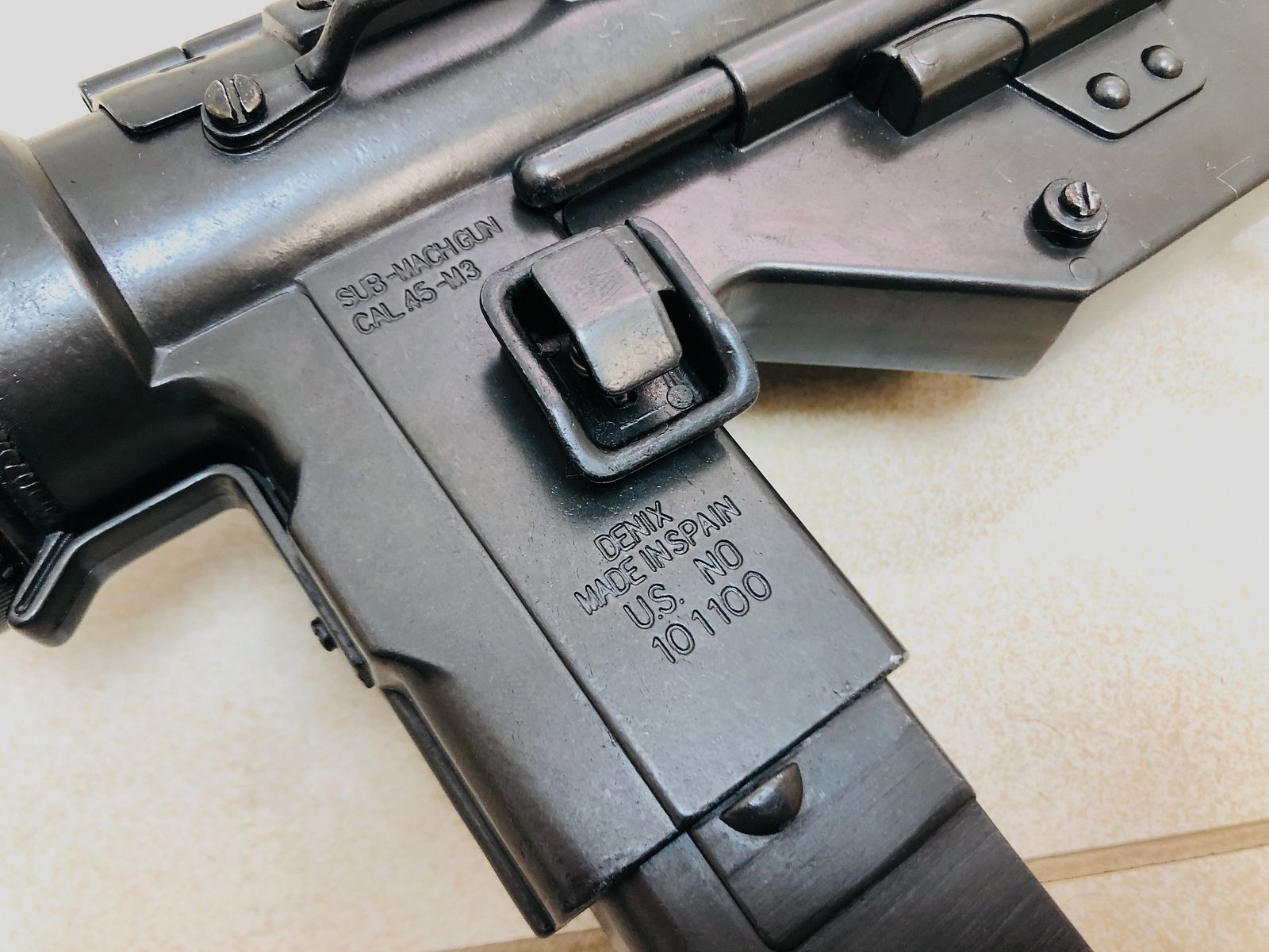 ••• Arma decorativa / arma modello pistola mitragliatrice US M3 / Greasegun / NUOVA + confezione originale •••