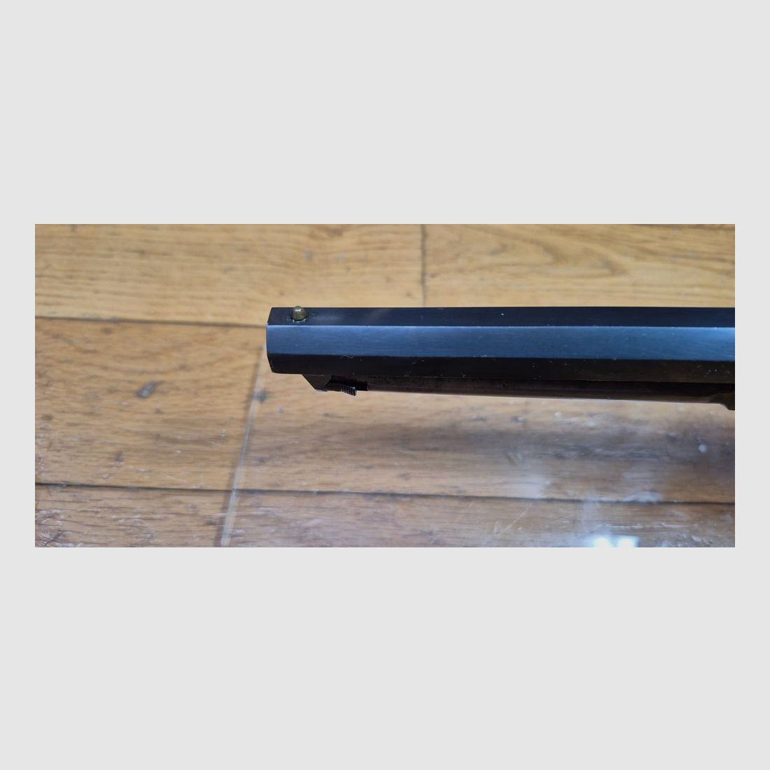 Schöner Revolver Colt 1851 Navy — Kal. .36 Schwarzpulver — Herstellung Armi San Paolo (Logo „DGG“) und gekennzeichnet Euroarms — Waffe von 1969 — 100 % Brünierung — Sehr guter ästhetischer und mechanischer Zustand — Sehr schöner Lauf — TBE/TBE+, Bild 19 von 25