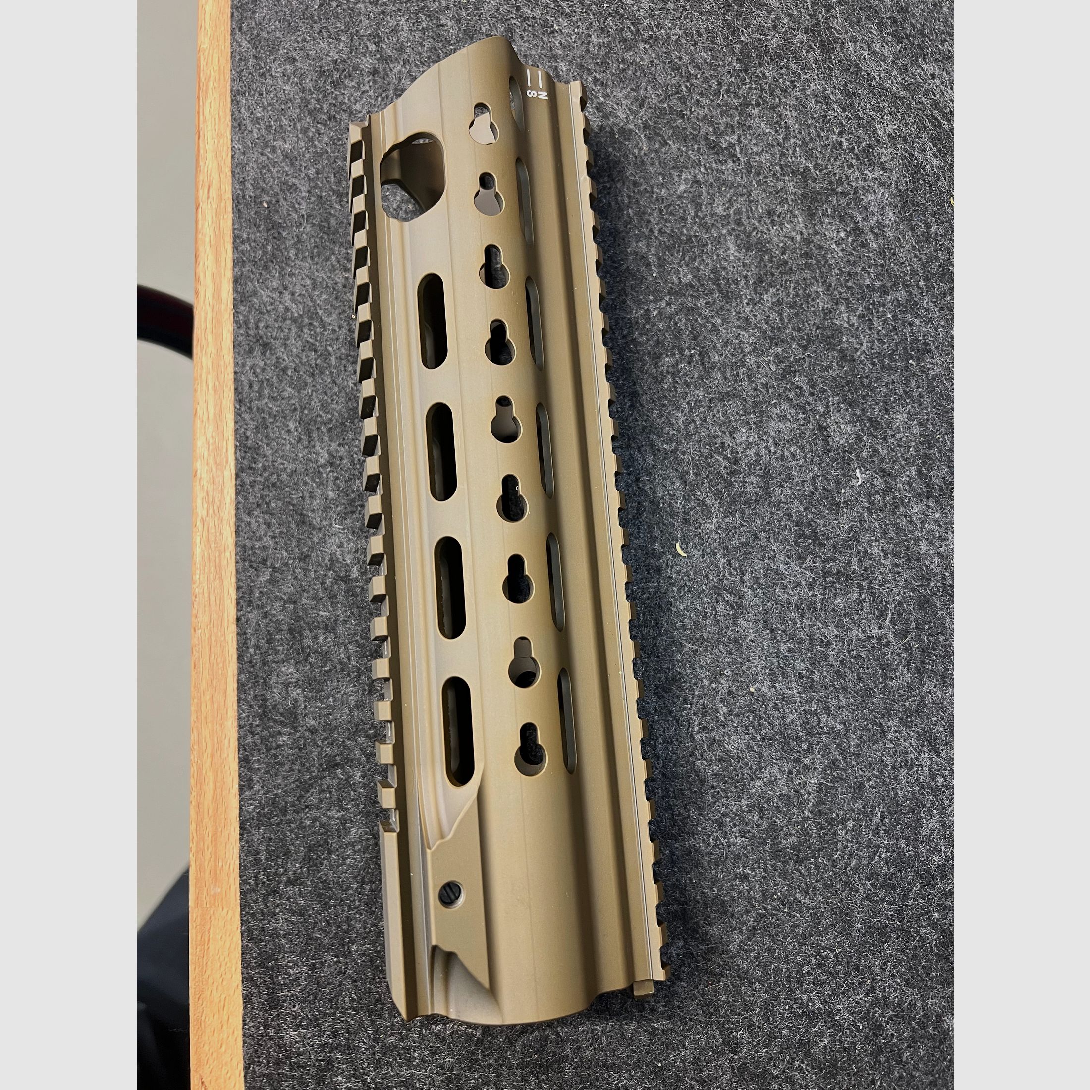 HK MR223 / HK416 Slim Line Handguard 10″ FDE – neuwertig