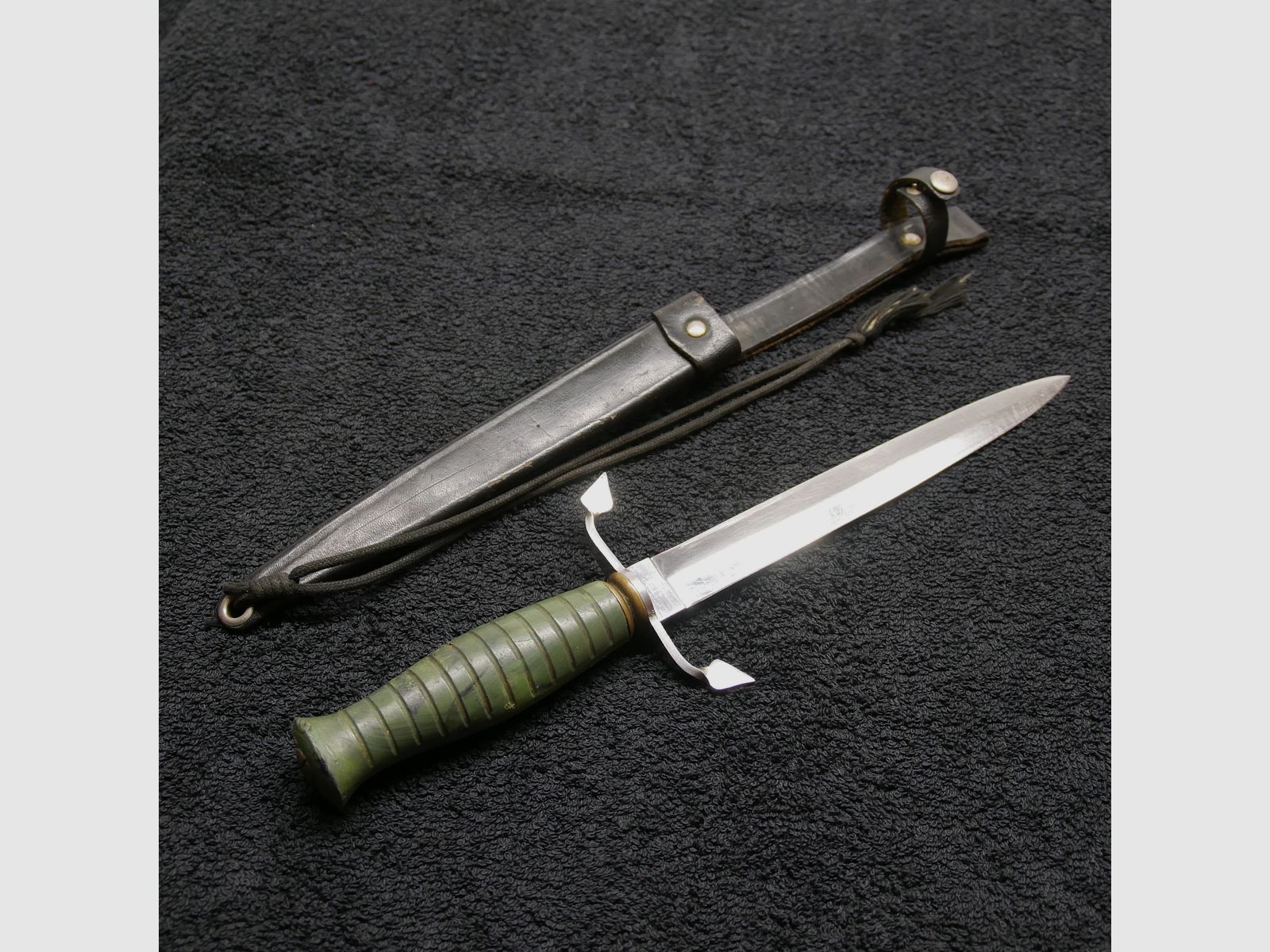 Dolch con funda de cuero, mango verde, antigüedad desconocida