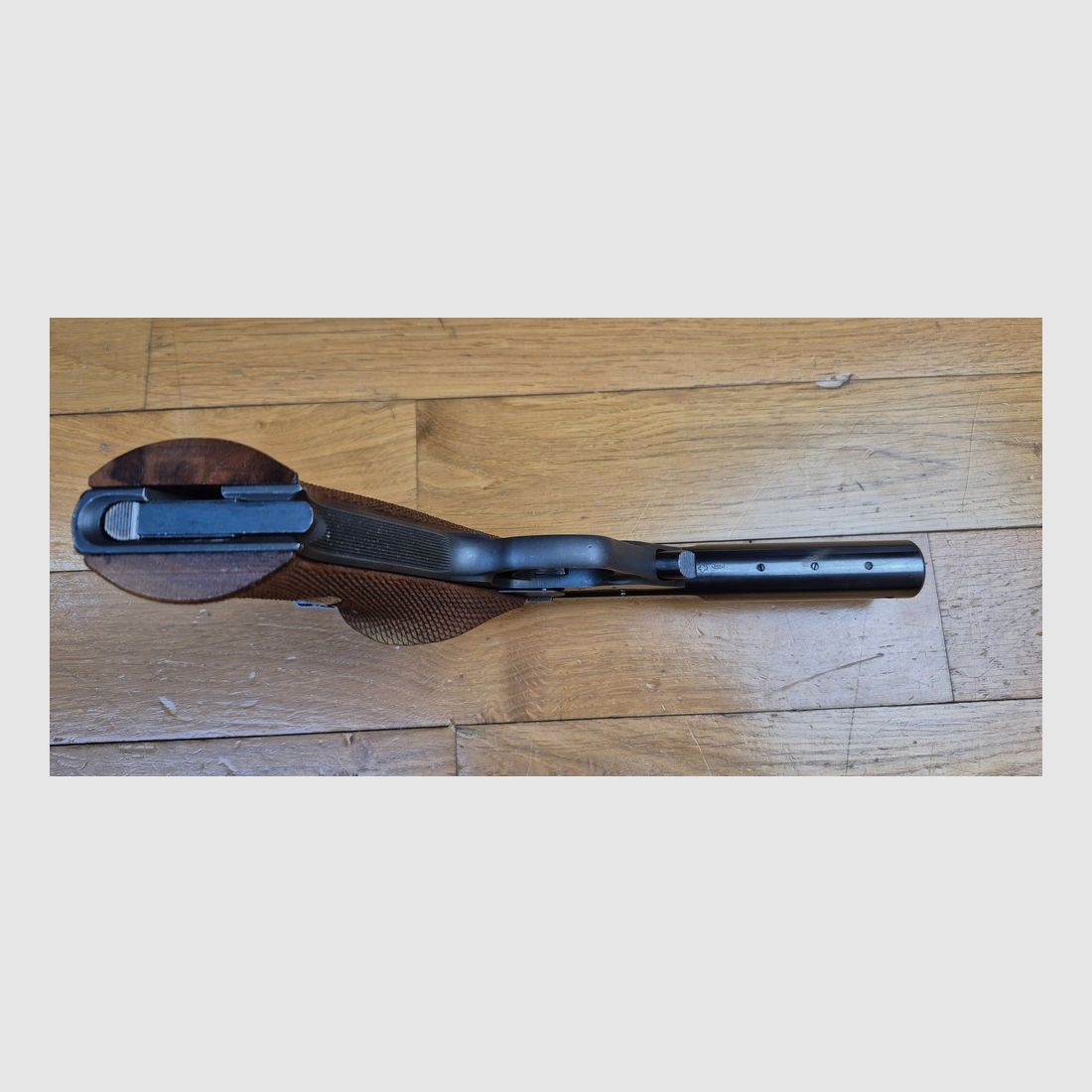 Sehr schöner halbautomatischer Pistol Hi-Standard made in USA – Modell Supermatic Citation in .22LR – Waffe von 1958 – Originale, nicht ersetzte, quadratische Nussbaum-Griffschalen – Brünierung 98% – Miroir-Lauf in 5,5 Zoll mit wunderschönen Zügen – Ausgezeichneter Zustand – TBE++, Bild 7 von 23