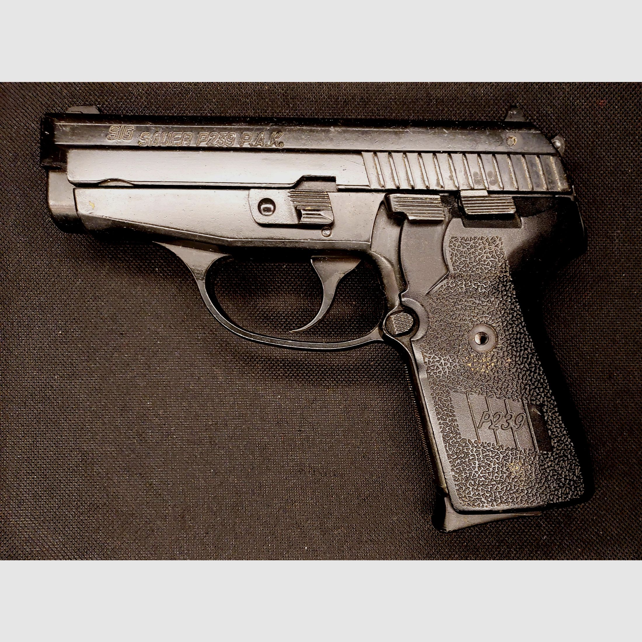 Sig Sauer P239 pistolet d'alarme au calibre 9 mm P.A.K. (PTB 696)