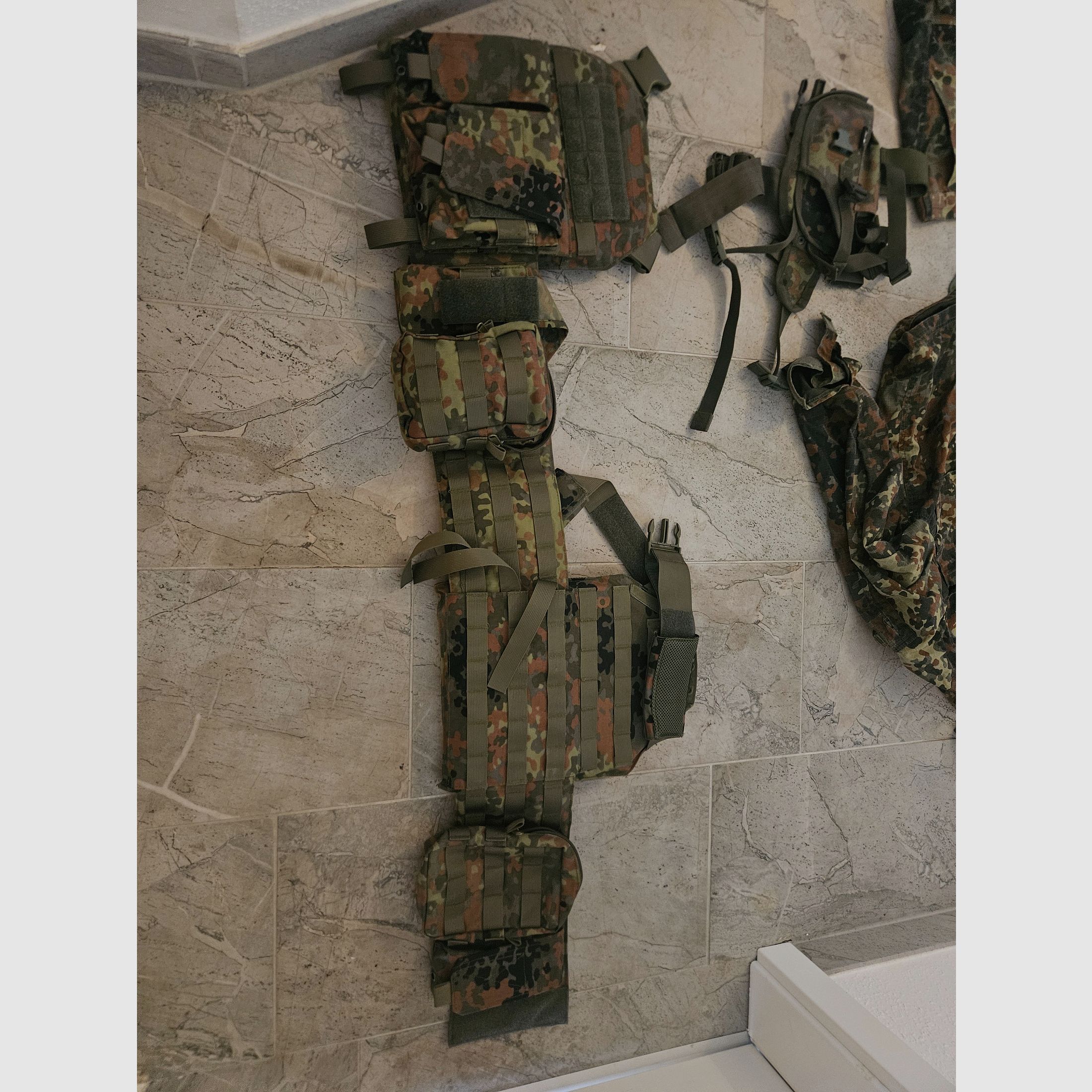 Duże Begadi S-AEG Starter-Set: MK16 (SCAR-L) & M4 M-LOK inkl. 10 magazynków, akumulatorów i kompletnego wyposażenia w kamuflażu Flecktarn, zdjęcie 15 z 15