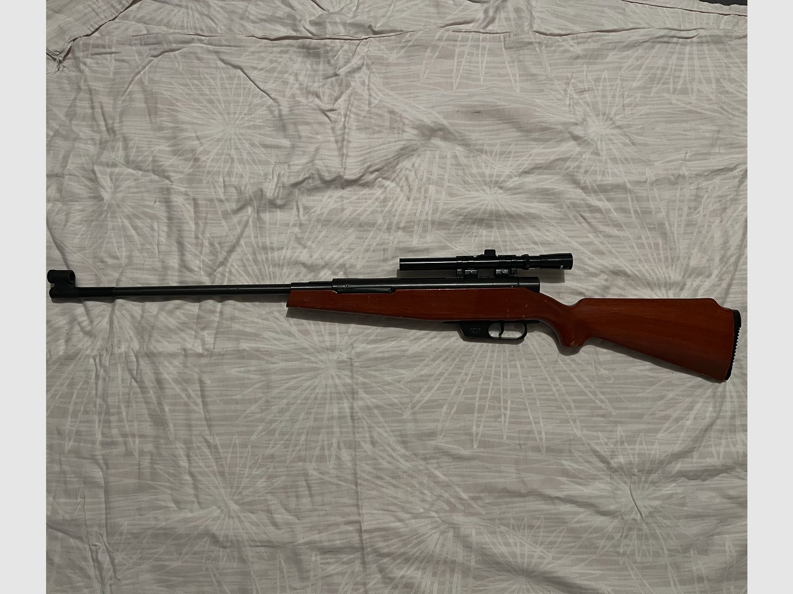 Fünf Luftgewehre abzugeben. 1 Gewehr Suhl. 1 Gewehr Umarex. 3 Gewehre Lion Brand. Siehe Photo.