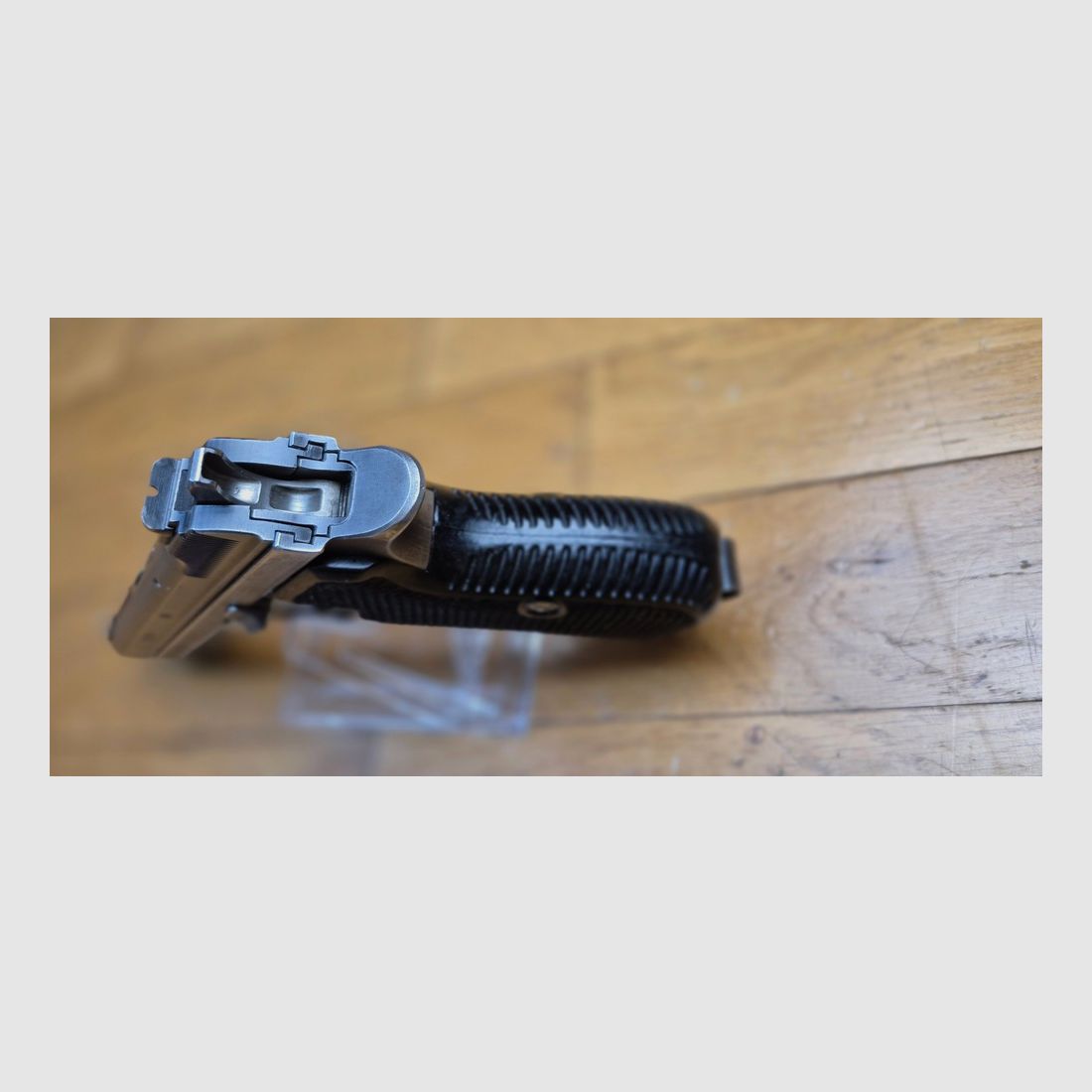 SELTE pistolet SIG P210-4 – Germanische Version des Schweizer Mythos im 9 para – SIG P210 Waffen hergestellt in der Schweiz für die deutschen Grenzwächter – Nur 5.500 Waffen im Jahr 1951 – Seltene Version des SIG P210 mit Ladeindikator und ohne Trageriemenring – Variante der zweiten Lieferung von 1951 – Guter Bronzierung – Traumhaftes Funktionieren und Lauf – 2. Magazin zusätzlich enthalten – Seltene Version in TBE, Bild 11 von 20