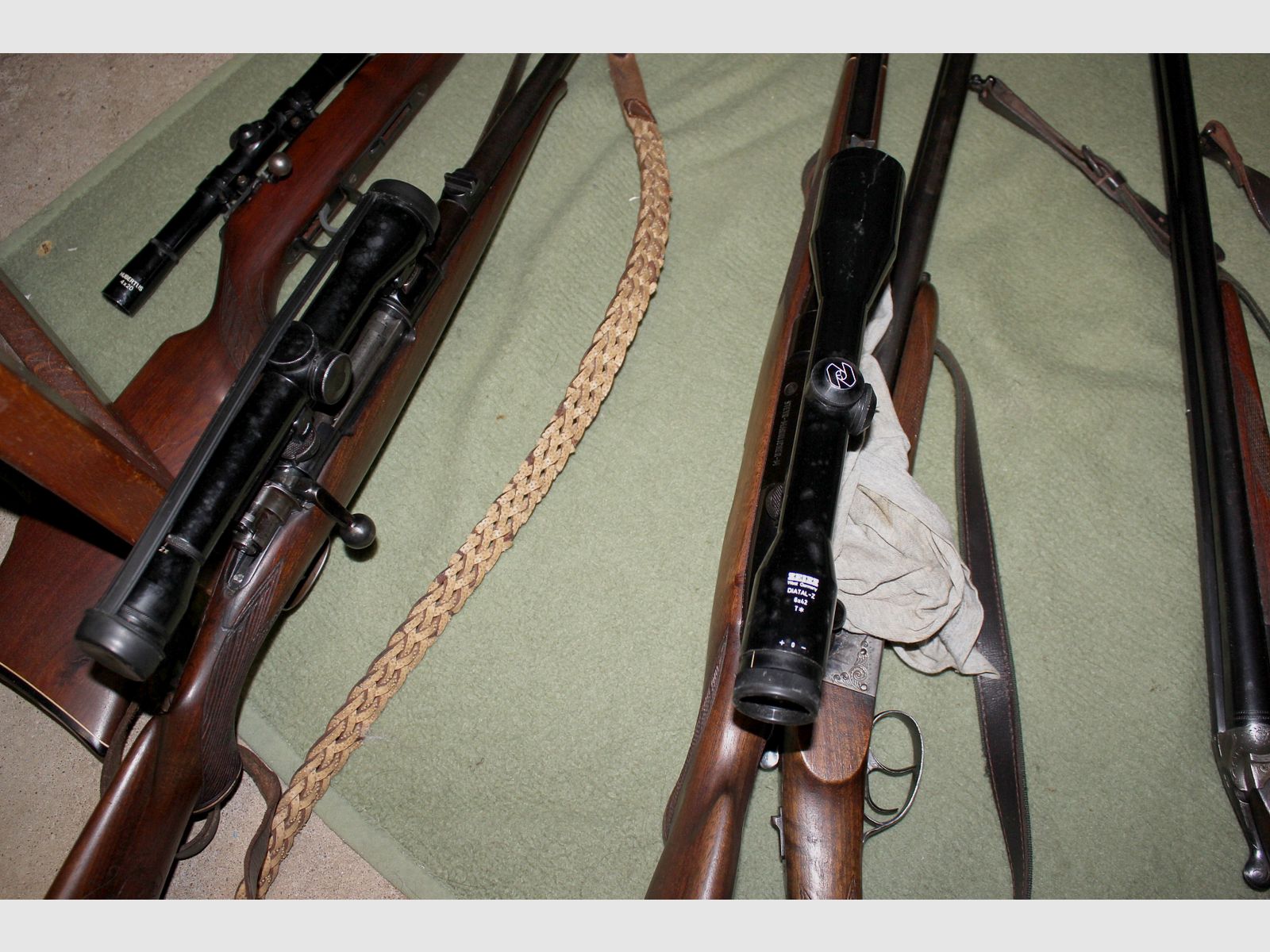 8 geregistreerde wapens met accessoires - wegens stopzetting van de jacht