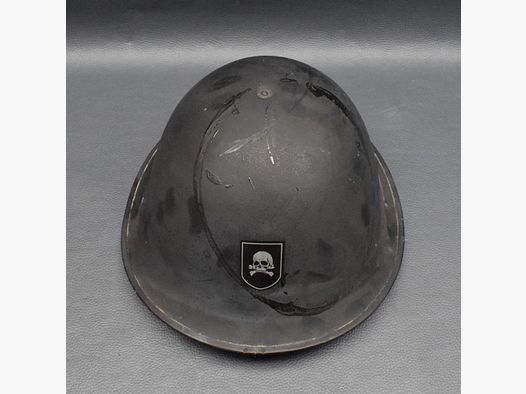 Stahlhelm Royal Airforce, Schwarz mit Totenkopf, gebraucht