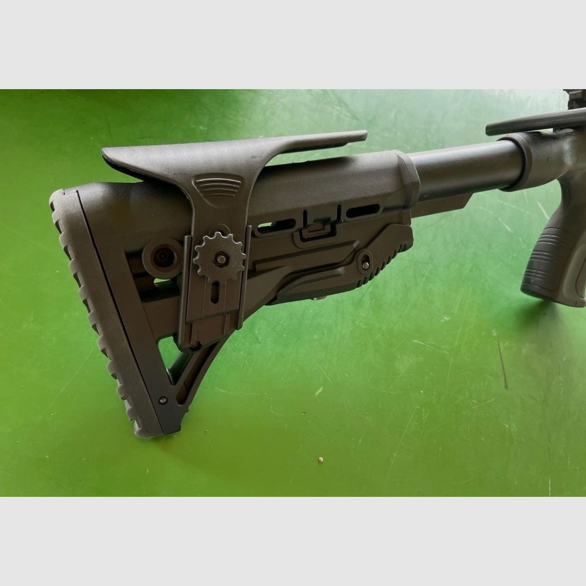 AR15 Schubschaft mit höhenverstellbarer Wangenauflage
