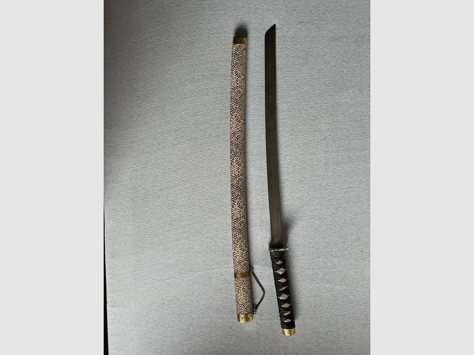 Grande collezione di armi decorative – spade, pistole a pietra focaia, fucili ad avancarica, alabarda, martello da guerra – liquidazione della collezione