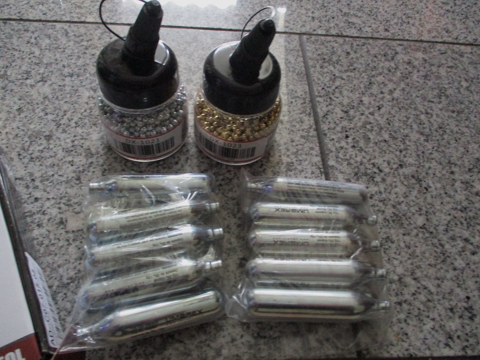 Springfield XDE 4,5 mm BB Co2-Pistole  +  2x 1500 BB  +  18 Umarex 12g Kapseln  +  Wandbrett  NEU