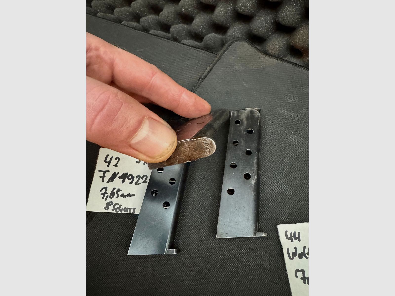 FN Browning Magazin, FN 1922 (2 Stück, eines mit Seriennummer und FN Stempel) 8 Schuss, 7,65mmBr (42)