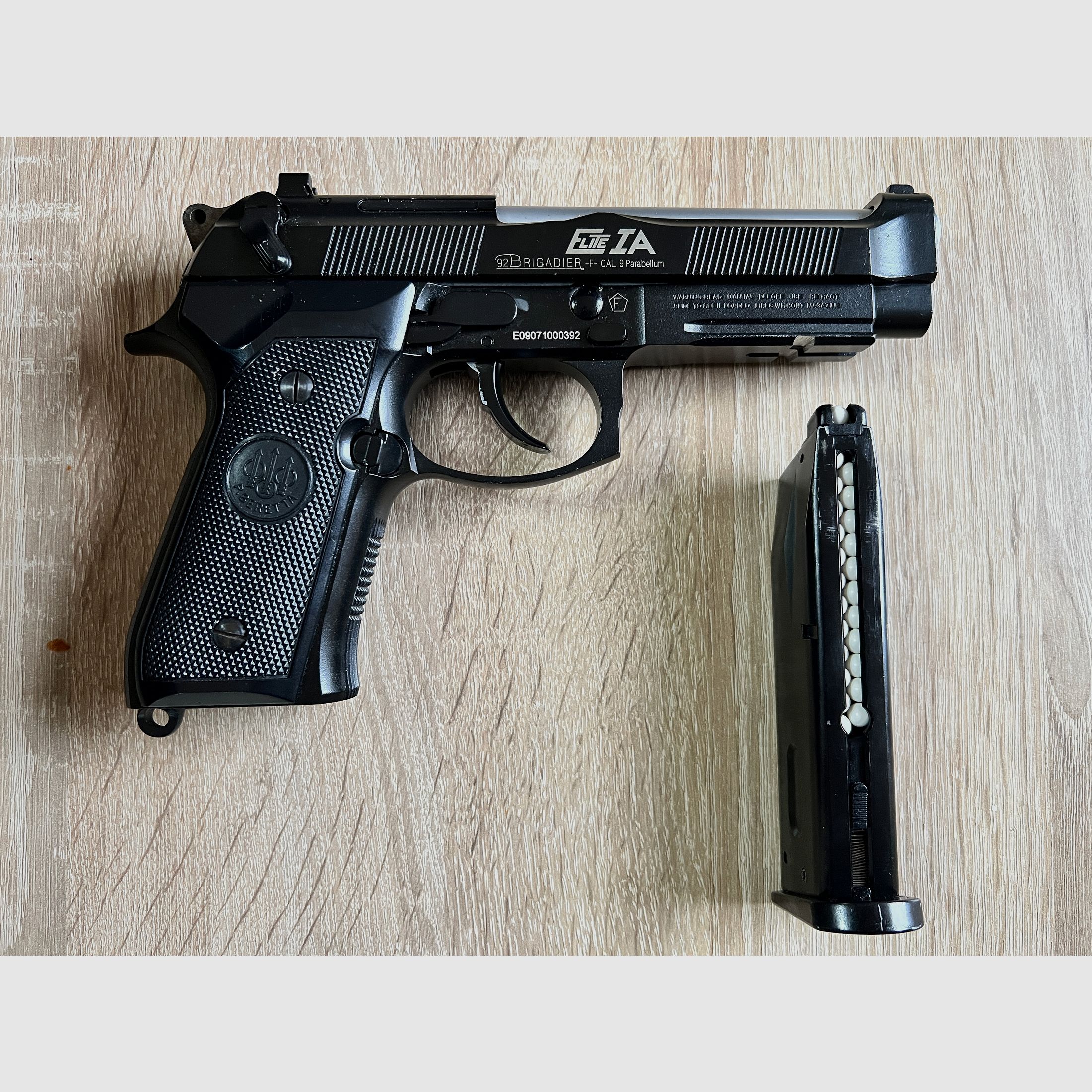 KJW Airsoft Elite IA f92 Beretta 