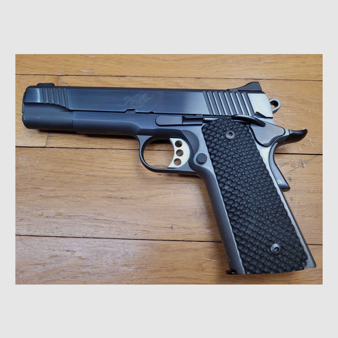 Superb Pistole Kimber Royal II Blau – Blue Charcoal Griffschalen – Kal.45 – Zusätzliche Aluplaketten zu den echten Knochenplaketten! – Leichter Hahn und Abzug – Extra große Beavertail – Vergrößerte Sicherungsbedienung – Serrationen vorne an der Schlitze – Der 1911 in seiner höchsten Form! – Originalkoffer mit allen Zubehörteilen, Dokumenten und Werkzeugen – Gebraucht im perfekten neuwertigen Zustand!, Bild 17 von 24