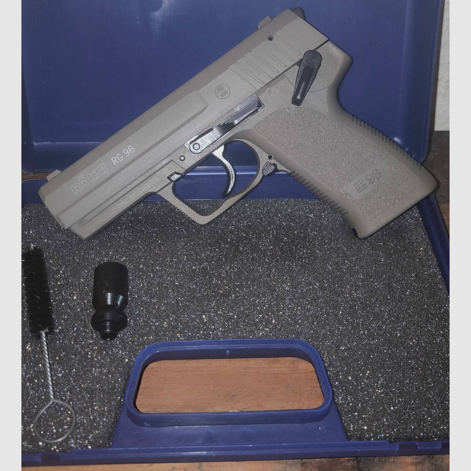 SRS-Waffe, Röhm RG96 in Icon Grey, Kaliber 9mmPAK & Röhm Koffer