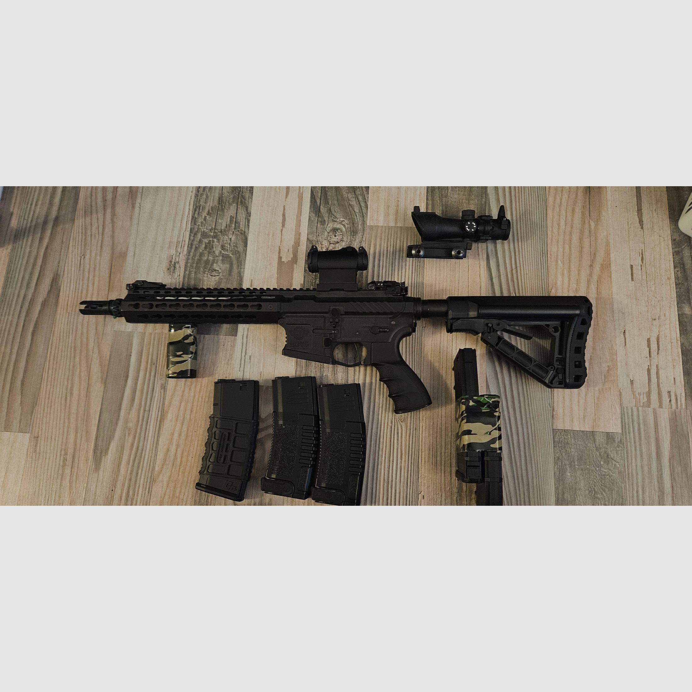 G&G CM16 E.T.U SRL S-AEG inklusive 4 Mid- Caps und 1 High Cap + 2x ACOG Visiere eines von Novritsch