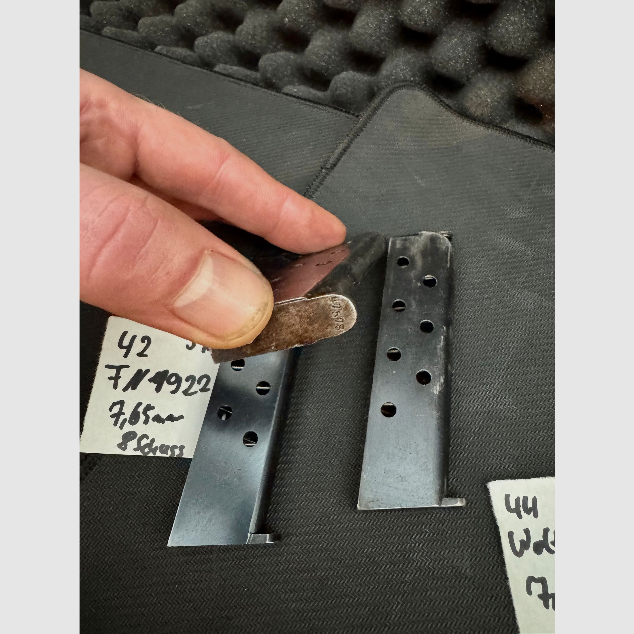 FN Browning Magazin, FN 1922 (2 Stück, eines mit Seriennummer und FN Stempel) 8 Schuss, 7,65mmBr (42)