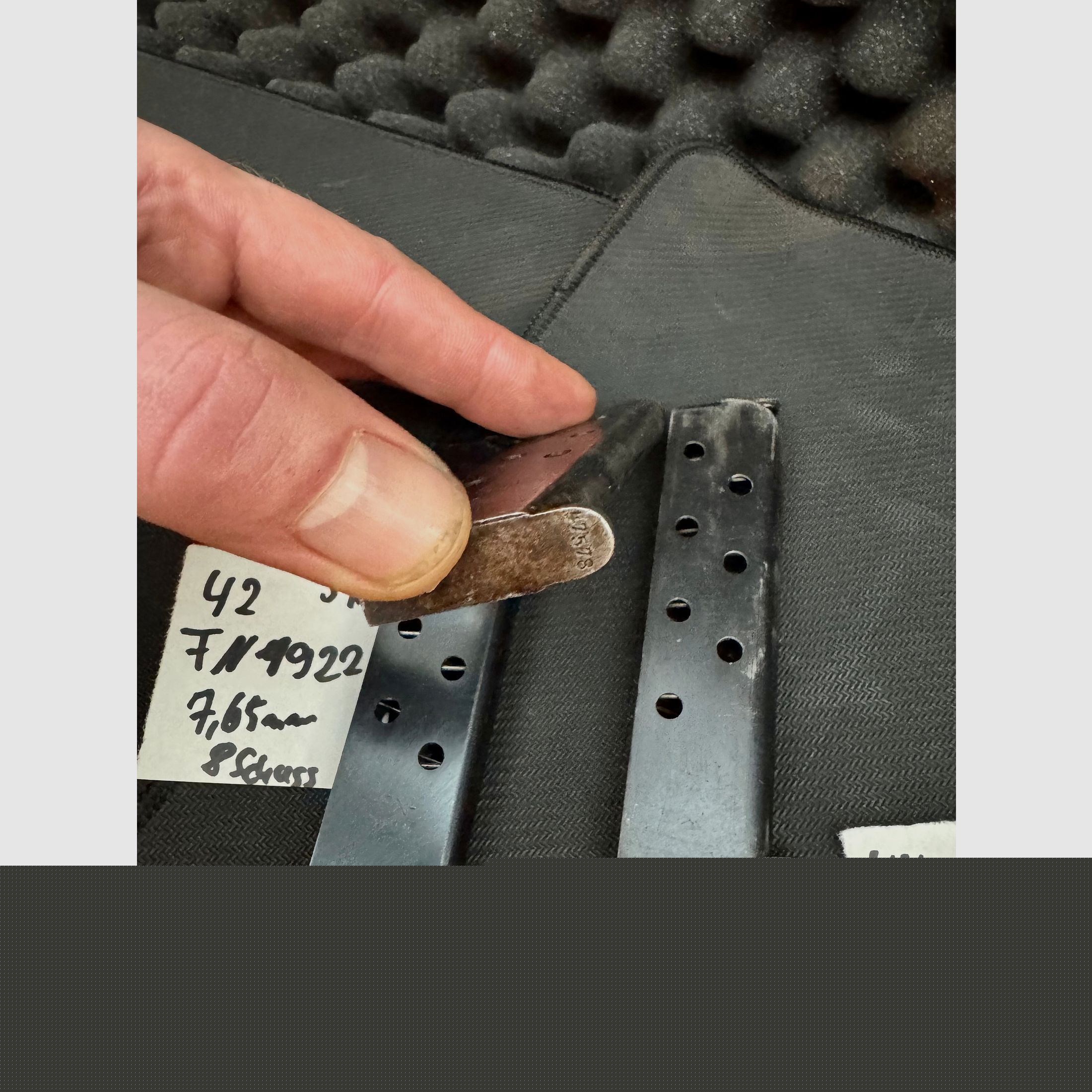 FN Browning Magazin, FN 1922 (2 Stück, eines mit Seriennummer und FN Stempel) 8 Schuss, 7,65mmBr (42)