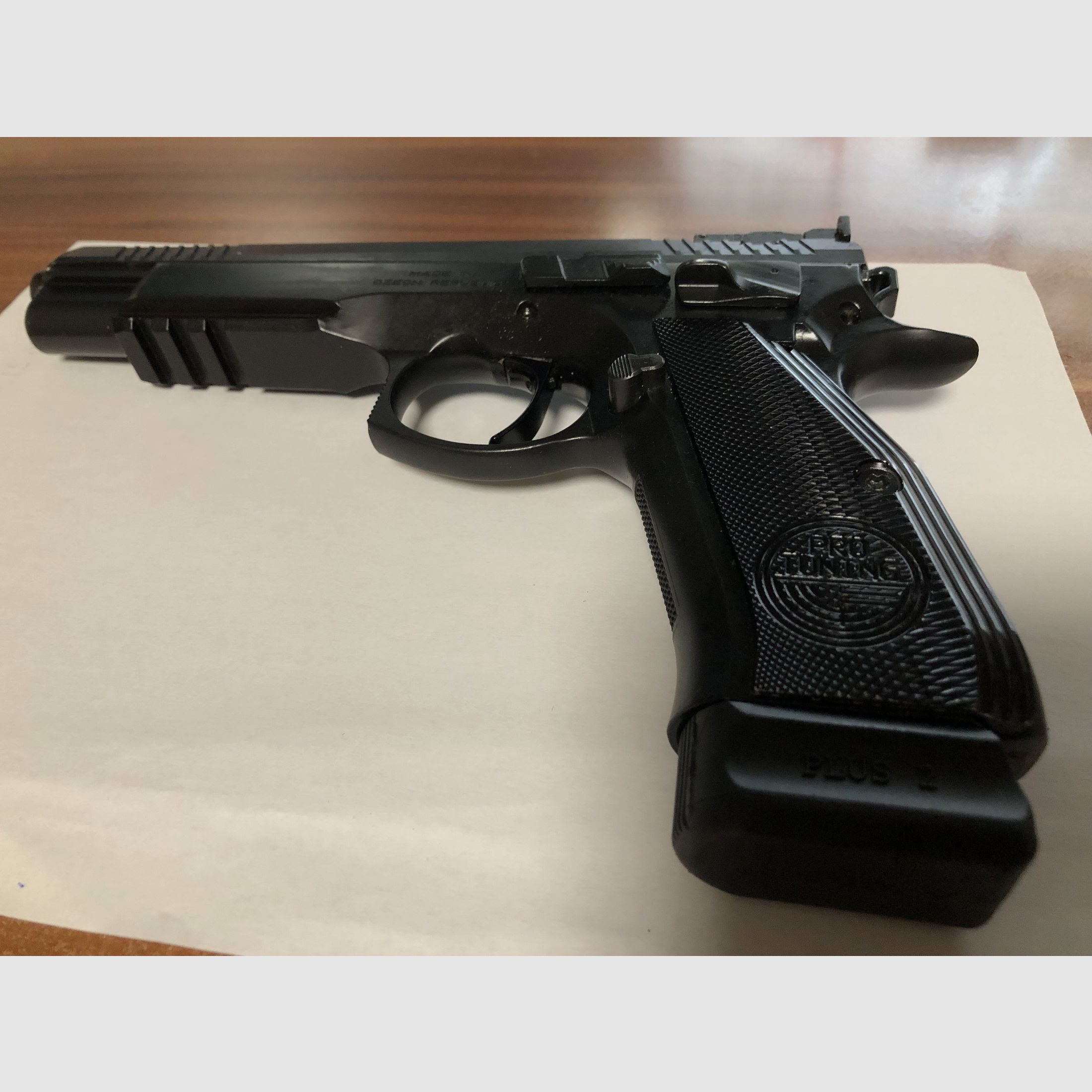 Verkauf halbautomatische Pistole von Haus CZ-Taipan Pro-Tuning und inklusive KK-Pistole, als Geschenk!