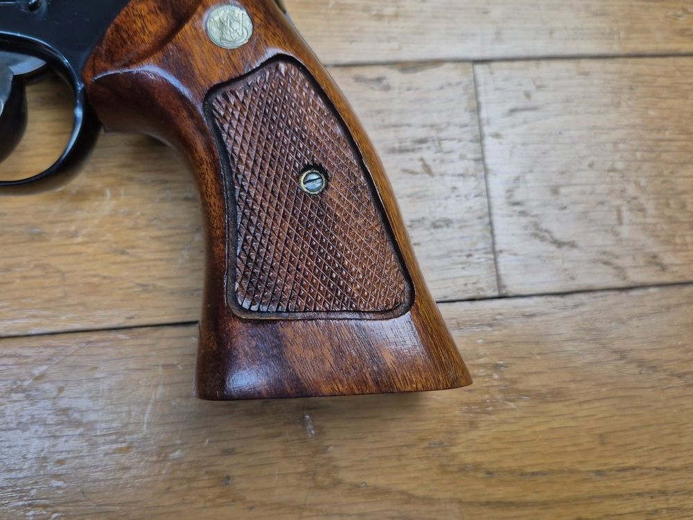Mityczny rewolwer Smith&Wesson model M27-2 – Kal. .357Mag – Broń z 1978 roku o długości 5 cali – Jakość i mechanika, których dzisiaj już nie ma – Rewolwer FBI i policji – 5-calowy lufcik – Wspaniałe błyszczące czarne wykończenie – Wyjątkowa broń dla wyjątkowego strzelca – TBE++ Prawie nowy!, zdjęcie 24 z 28