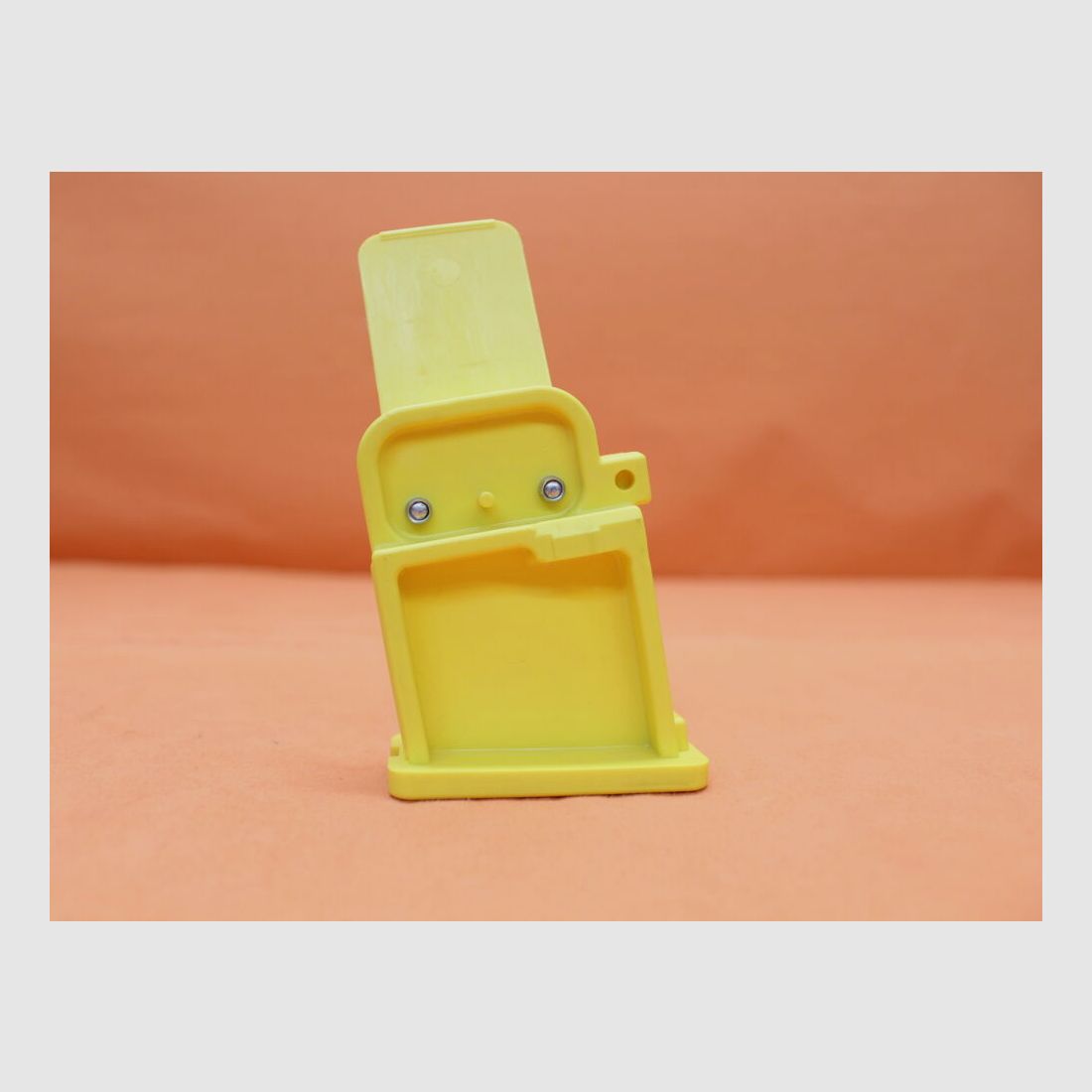 Boonie Packer AR-15: Bloqueo de perno del pozo del cargador de seguridad BooniePacker de polímero amarillo con bandera de puerto de eyección