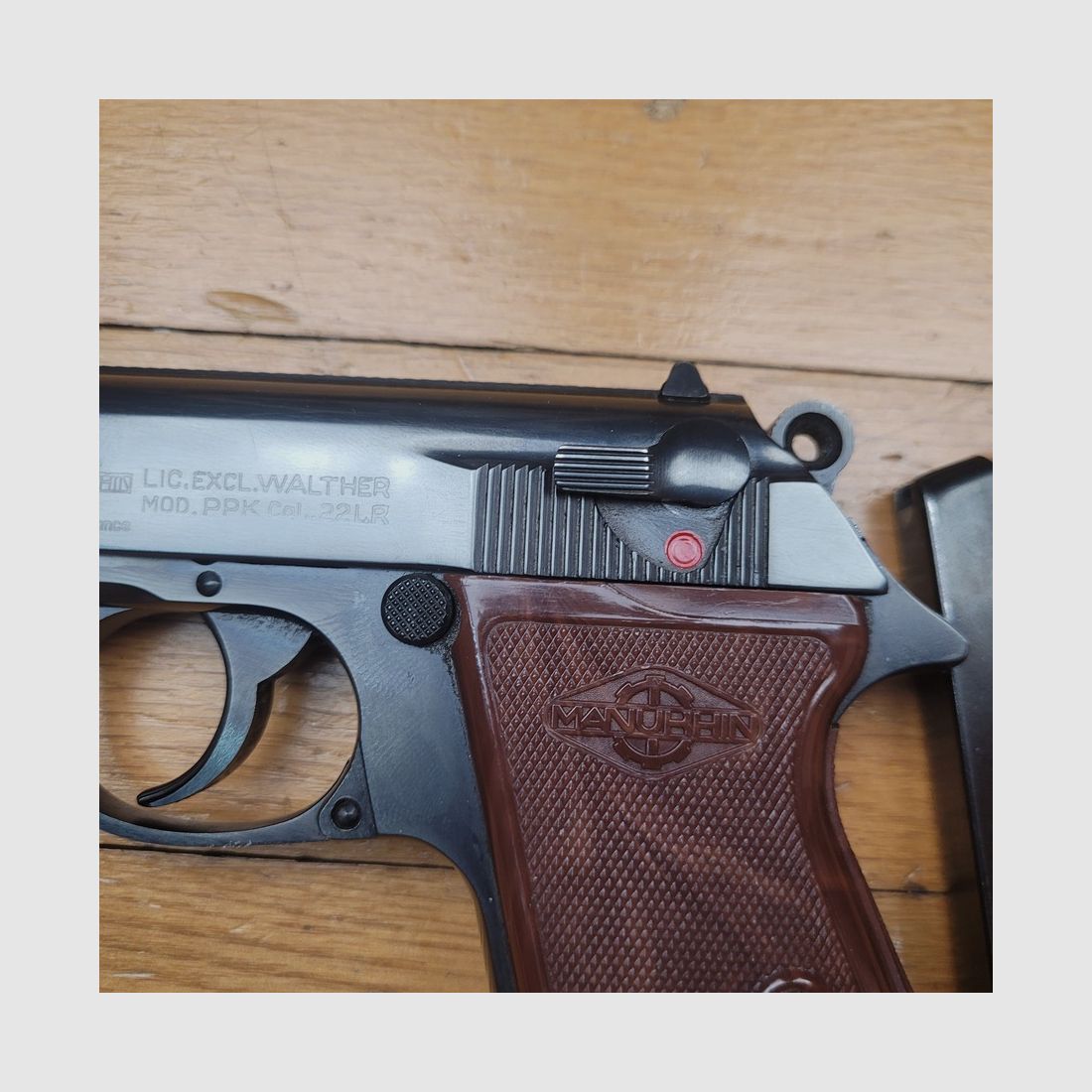 Zeer mooie en zeldzame Walther PPK vervaardigd door Manurhin onder exclusieve licentie van Walther – in kaliber 22LR (ongebruikelijk) – Mooie bluing – 10-schots magazijn met verlenging – decocking veiligheid – spiegelloop – In nieuwstaat, afbeelding 16 van 18