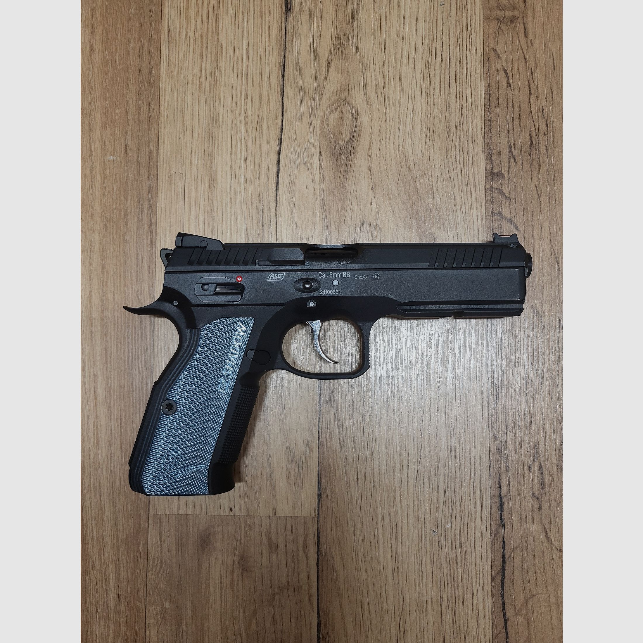 ASG CZ SHADOW 2 GBB AIRSOFT BUNDLE 4 chargeurs, 3 bouteilles de gaz Airsoft, 8000 billes, holster, 2 pochettes de chargeurs, ceinture Amomax peu utilisée