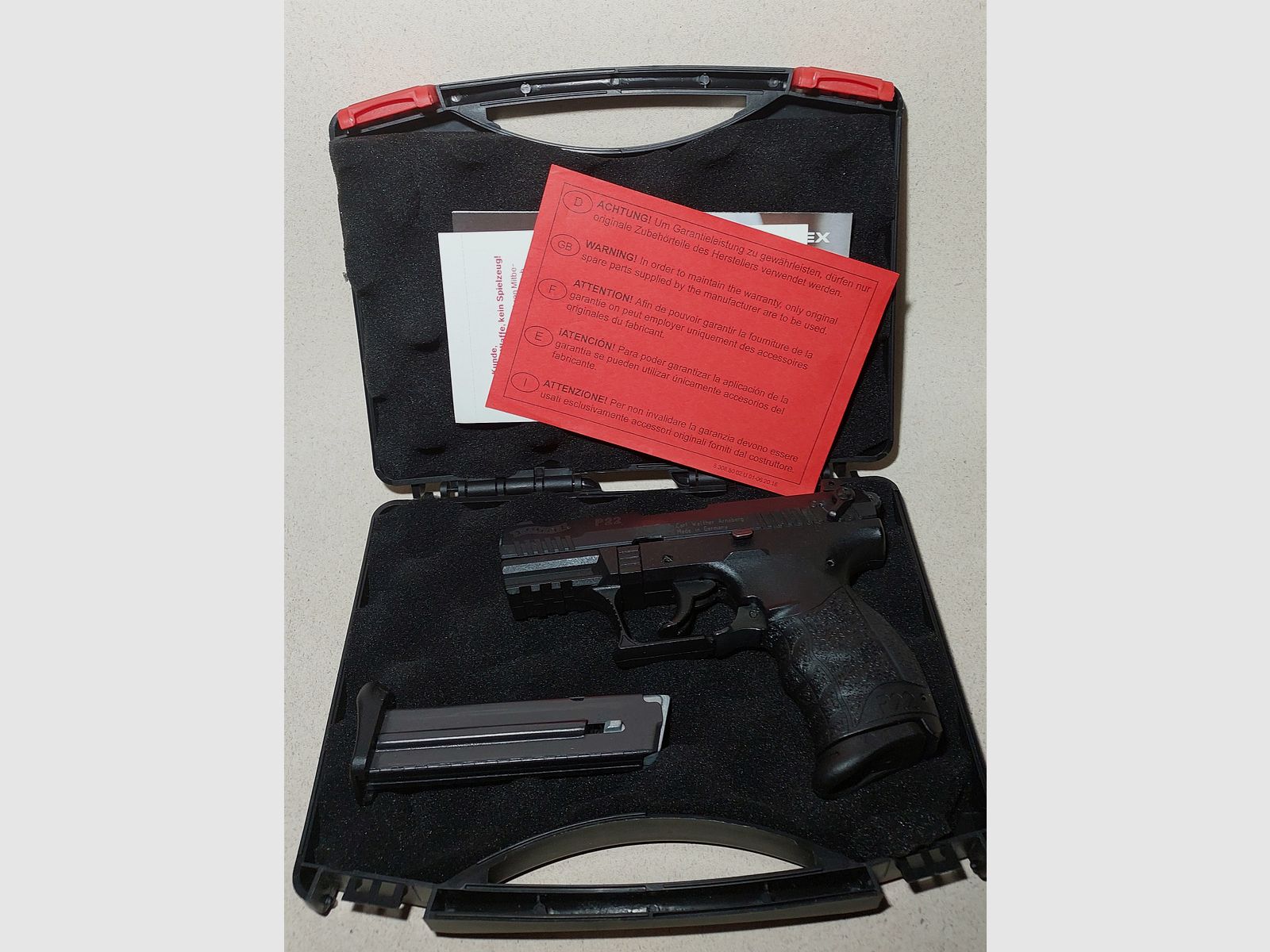 Walther P22Q Schreckschuss Pistole 9mm P.A.K. schwarz mit 2 Magazinen (PTB 778)