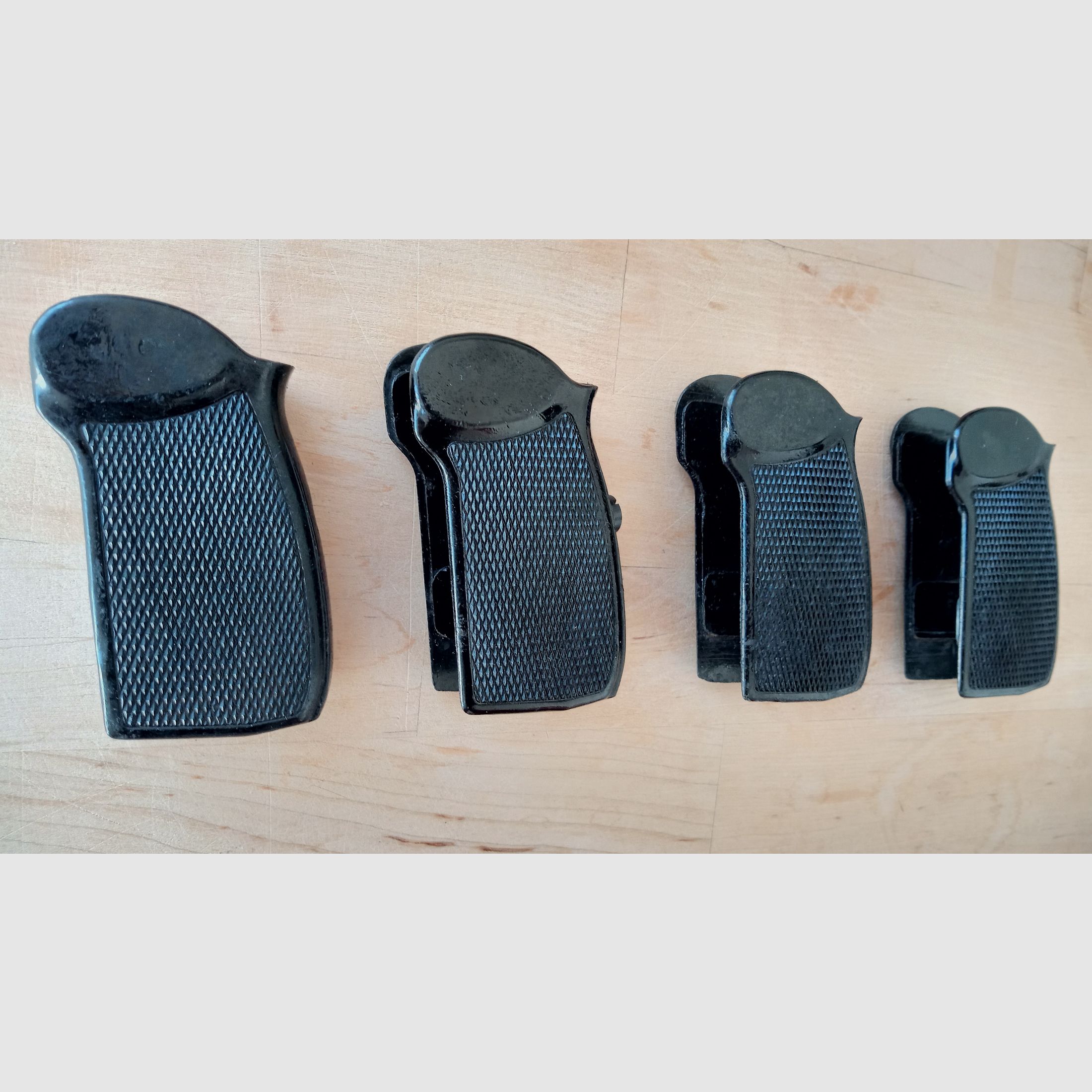Schwarze Bakelit Griffschalen für DDR Polizei Pistole-M inkl. Schraube / Vintage Griff für ost-deutsche Makarov // 8 Schuss PM 9x18