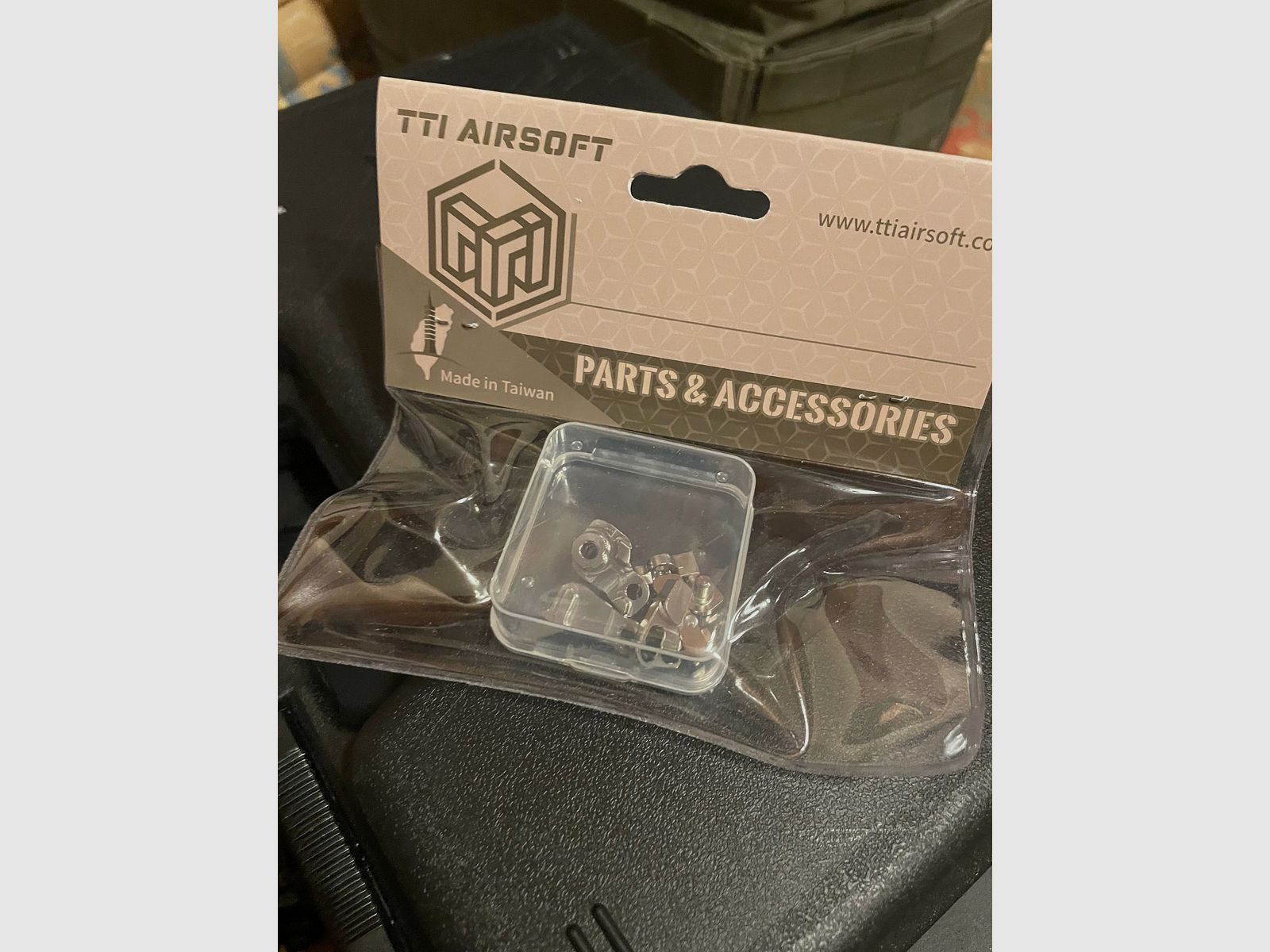 Collezione Airsoft - Tokyo Marui, HiCapa, WE - Beretta e AAP-01 aggiornamenti; portaplacca Zentauron Ares e molta attrezzatura