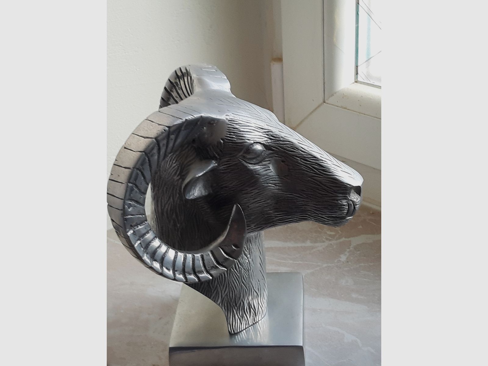 WIEDDERKOPF, bij de eerste aanblik denkt men dat hij gesmeed is, stabiel, trots, elegant en tijdloos mooi.