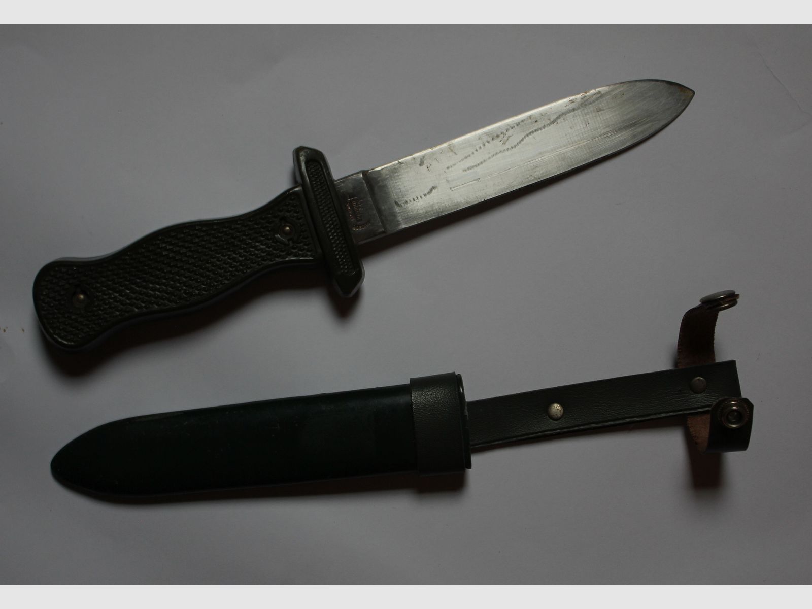 Cuchillo de viaje original de Hubertus Solingen de la Guerra Fría, modelo de cuchillo de combate de la Bundeswehr y visualmente inspirado en el cuchillo de viaje de la HJ