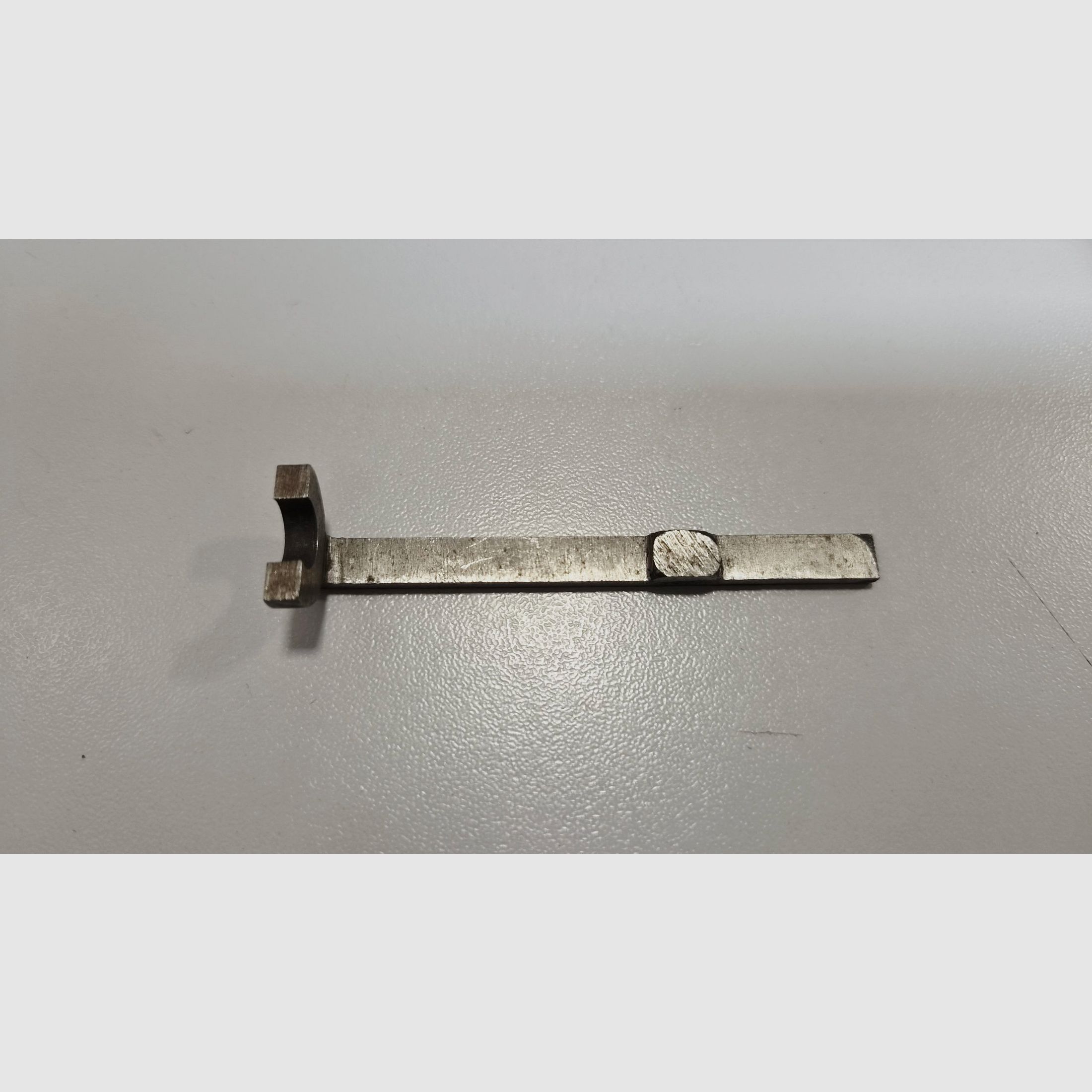 EKSTRAKTOR KARABINY JEDNOLUFOWEJ 9MM, zdjęcie 1 z 4