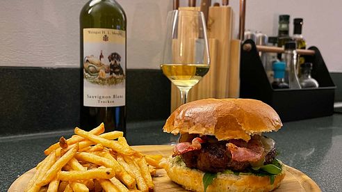 Wilde Bacon Cheeseburger mit Guacamole und karamellisierten Zwiebeln