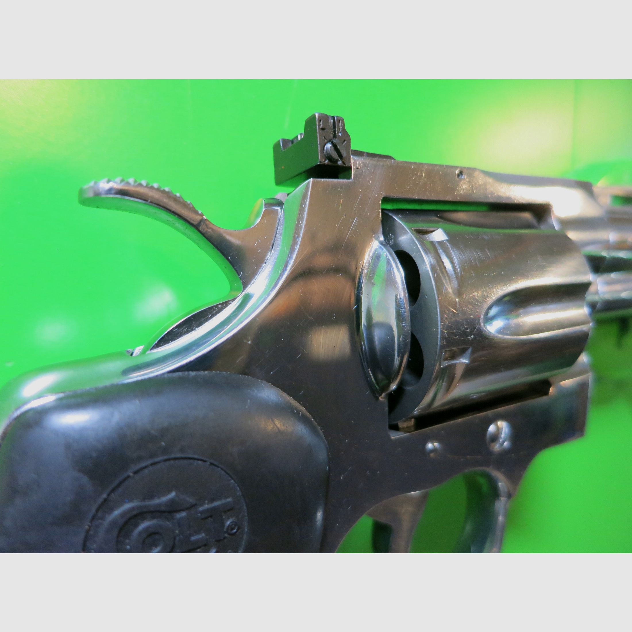 Revolver COLT PYTHON, Acier inoxydable (polie miroir), .357 Magnum, canon de 4", poignée de sport en caoutchouc #25-