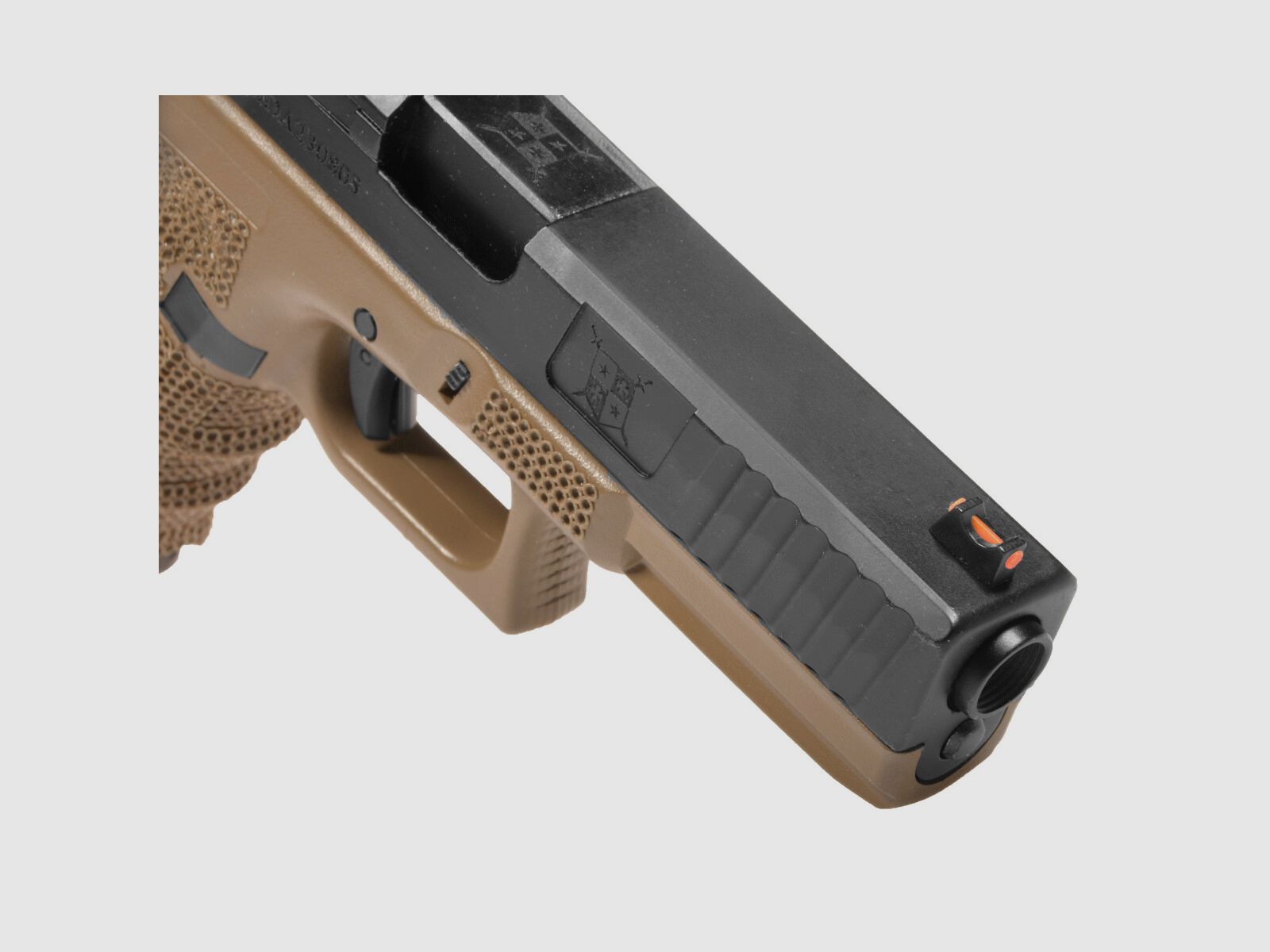 P04 GBB Airsoft Pistole mit Grip Stippling in Tan | Delta Armory