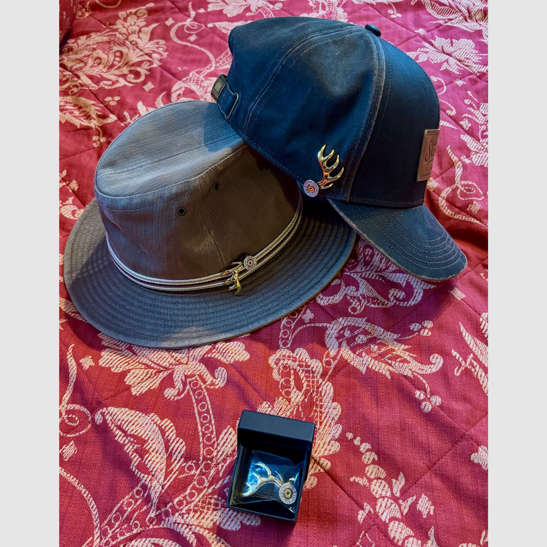 Przypinka do kapelusza lub kołnierza „Patrona „.30.06 Springfield z eleganckim i rzadkim porożem