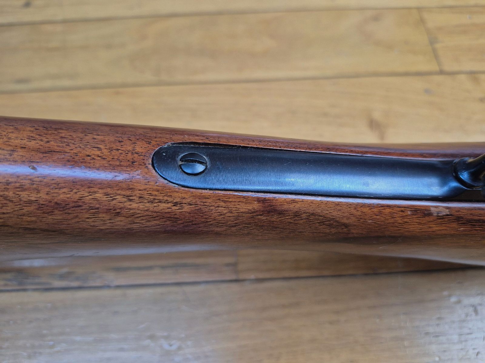Wunderschöne Springfield Trapdoor Repetierbüchse Modell 1873 – Offiziersmodell – US-Herstellung von Harrington & Richardson – Waffe von 1973 – Kaliber 45-70 Gvt – Die Waffe von Little Big Horn – Hervorragende Verarbeitung – Hochwertiges Holz und marmorierte Metallteile – Mechanik in Top-Zustand – Neuer 22 Zoll Lauf – TBE+++, Bild 11 von 39