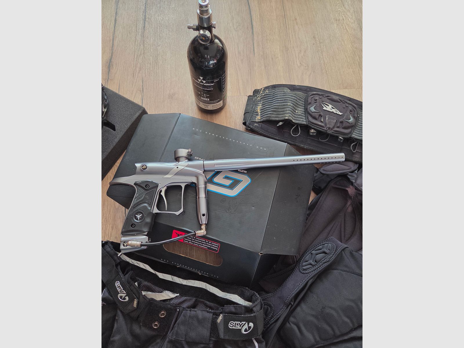 Paintball Markierer Dangerous Power G4 inklusive Zubehör 