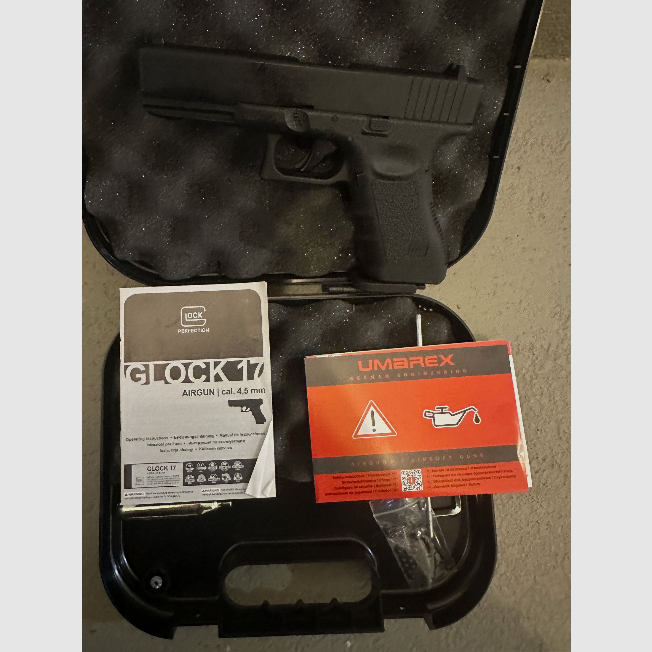 Glock 17 Gen 5 (4.5 mm CO₂) with blowback + accessories