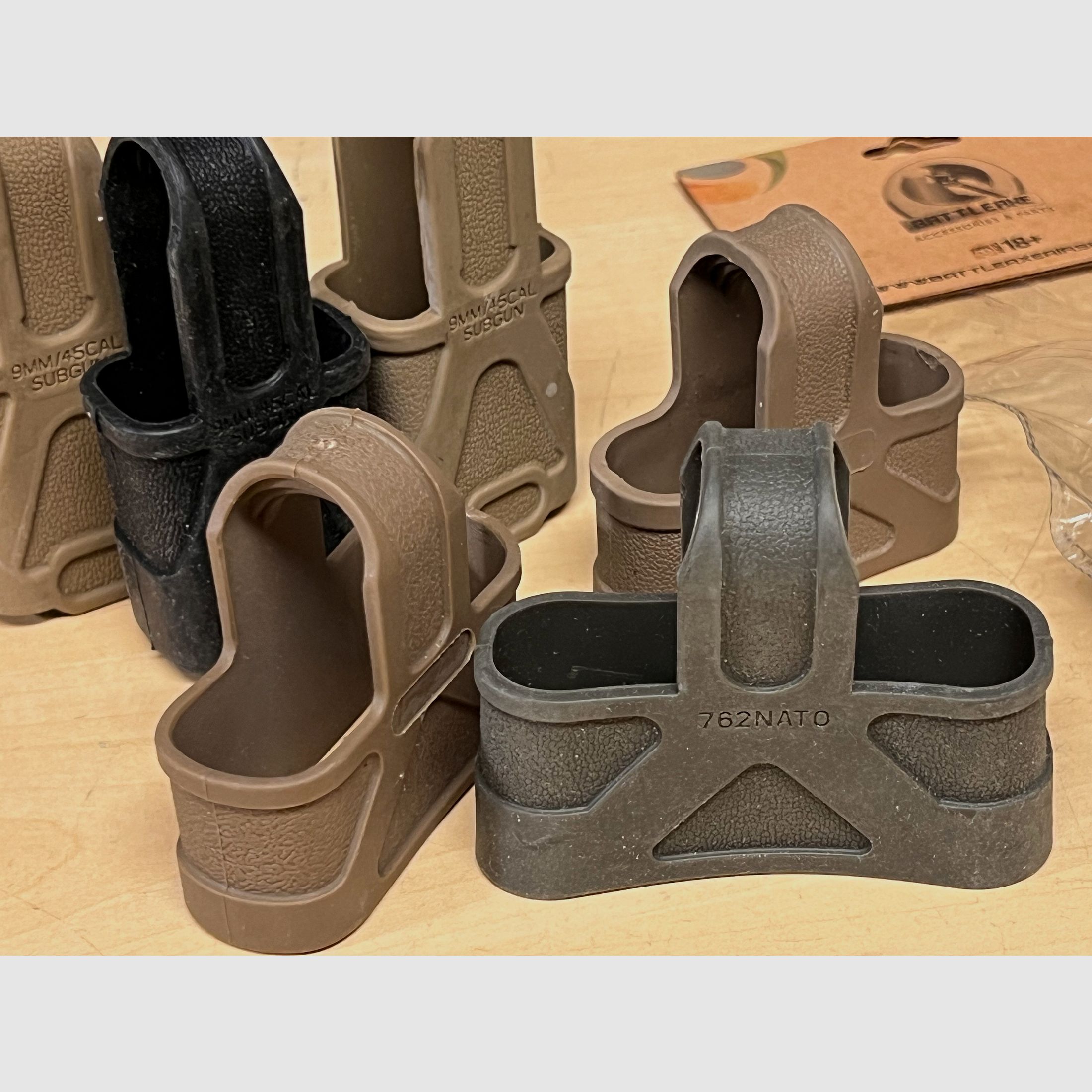 Konvolut verschiedener Magazin Schnellziehhalterungen gummiert für MP5, M4 & SR25