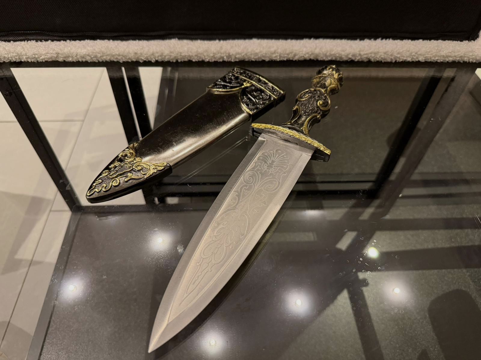 Dekorativer Zierdolch mit reich verzierter Scheide – Mittelalter / Fantasy-Stil