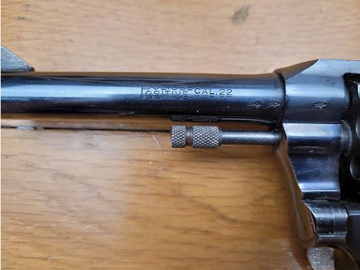 Très beau Colt Police Positive – Modèle « Target » – Rare en calibre 22LR et très peu courant 4 pouces – 6 coups – Mécanique et canon premium – Belles plaquettes compétition d&rsquo;époque – Arme de 1914 dans un état exceptionnel – TBE++